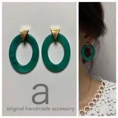 2065-2 グリーン☺︎トライアングル型ゴールドとオーバルフープのピアス☺︎