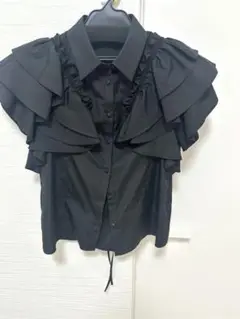 フリル付き黒シャツ バックリボンデザイン