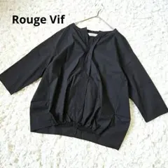【Rouge Vif】 黒 ブラウス 裾ゴムギャザー 丸みシルエット スキッパー
