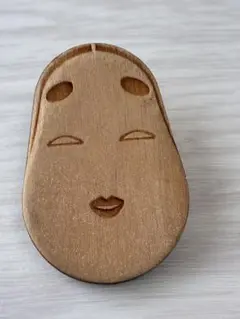 おたふく　木製顔彫刻ピンバッジ