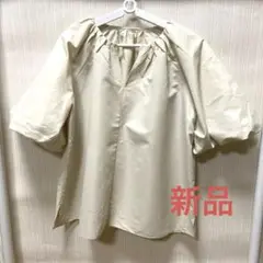 【新品未使用】クリーム色 Vネック 半袖シャツ　Mサイズ