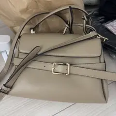 ベージュ フラップ付きショルダーバッグ