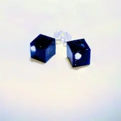 ブラックキューブレジンピアス