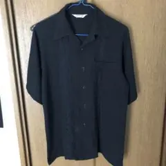 黒の刺繍入り半袖シャツ