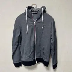 グレーのパーカー　Ｍサイズ