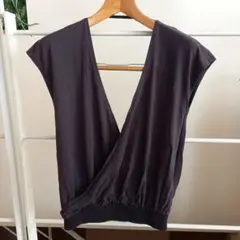 yoggy sanctuary ブラック Vネック トップス M