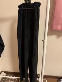 黒のプリーツワイドパンツ