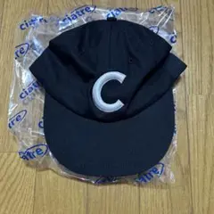 Cの刺繍入り黒キャップ