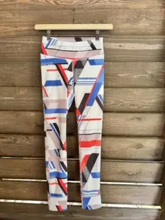 【セール中】Reebok 白ベース幾何学模様 ヨガ レギンス スパッツ