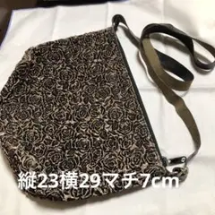 シックなバラ模様のショルダーバッグ