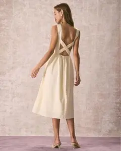 バッククロスデザインのクリーム色ワンピース