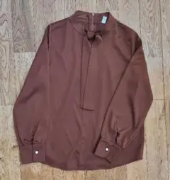 ブラウン 長袖 ブラウス 背面ファスナー付き