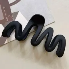 ウェーブデザイン ヘアクリップ 10.5cm 黒マット　ブラック