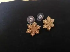 CHANEL 雪の結晶柄 ゴールドピアス スタッド