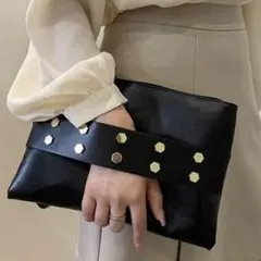 スタッズ付き黒クラッチバッグ♪