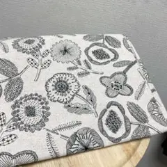線描き北欧風★生成ベース花柄はぎれ綿麻キャンバス生地50ｃコットンリネン布