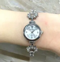 A新品☆安心のメルカリ便☆腕時計☆レディース☆キラキラ☆クォーツ × シルバー☆