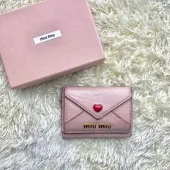 ミュウミュウ マドラスラブ 三つ折り財布 ハート ロゴ金具 ピンクベージュ