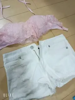 ピンクレースブラとホワイトショートパンツセット