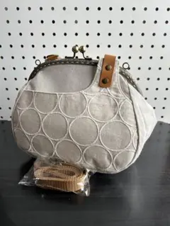 ＊ハンドメイド＊25口金ショルダーがま口バッグ　刺繍サークル柄生成り内側ブラック