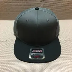 新品 OTTOコットンツイルフラットバイザーメッシュキャップのブラックチャコール