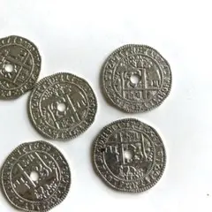 金属製の穴あ古銭風デザインで手芸や装飾に最適。
