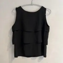 フリル付きブラックノースリーブシャツ