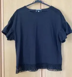 レース付き黒フリル袖Tシャツ