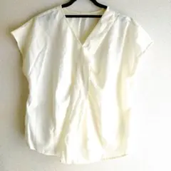 【超美品】Vネックブラウス ホワイト フレンチスリーブ シンプル トップス