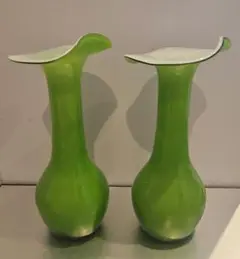 緑色ガラスフラワーベース2個セット
