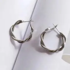 【新品】ピアス　シルバー　フープピアス　フープ　ツイスト　ツイストピアス