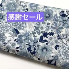 3000件感謝セール‼️生地　ハギレ　花柄　北欧柄　ネイビー&ホワイト
