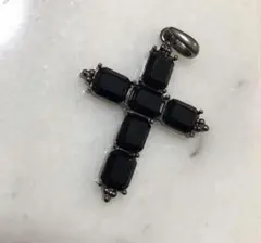ブラッククロス型チャーム