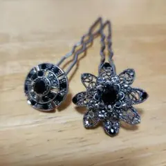 黒色の花と円形デザインのヘアピン2個セット