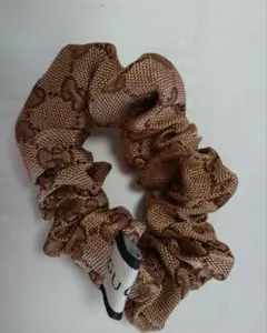 し*ー様 GUCCI グッチ ノベルティ シュシュ ブラウン ログパターン ヘア し*ー様 GUCCI グッチ ノベルティ シュシュ ブラウン ログ