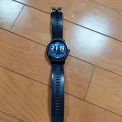 TicWatchＥのスマートウォッチ本体と充電器のみです。
