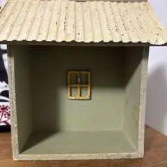 木製屋根付き小屋 グリーンベージュ