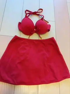 赤いビキニとスカートのセット