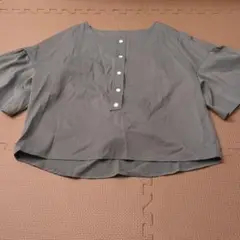 グレーの五分袖ボタン付きトップス