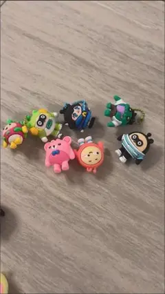 カラフルキャラクターフィギュア8個セット