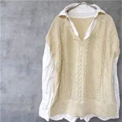美品❣️クリーム色 ケーブル編み Vネック ニットベストシャツ
