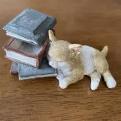 猫と本の置物 約10cm