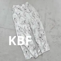 KBF パンツ　イージーパンツ　花柄　白　総柄　フラワー　カジュアル　ロング丈