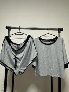 グレーのルームウェアセット（ショートパンツ・Tシャツ）