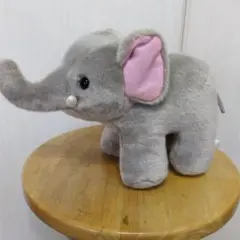 グレーの象のぬいぐるみ
