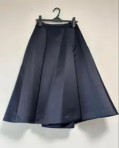 ほぼ未使用　極美品　IENAイエナ ネイビーサテン立体　スカート
