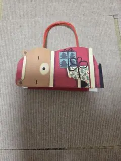 クマのイラスト付き小型バッグ