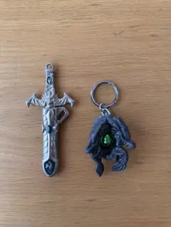 ドラゴンデザインの剣とキーホルダー