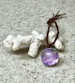 薄紫のお花のレジン玉チャーム