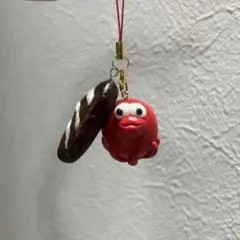 赤いキャラクターとパンのチャーム